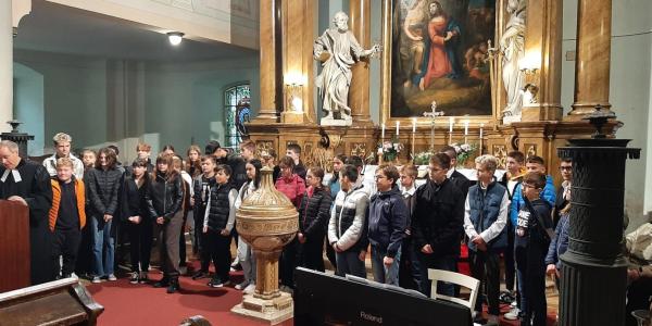 „Tízórai”-istentisztelet, magyar konfirmandusok bemutatkozása