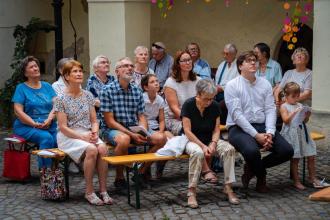 Istentisztelet az Eggenberg-ház udvarán