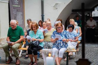 Istentisztelet az Eggenberg-ház udvarán